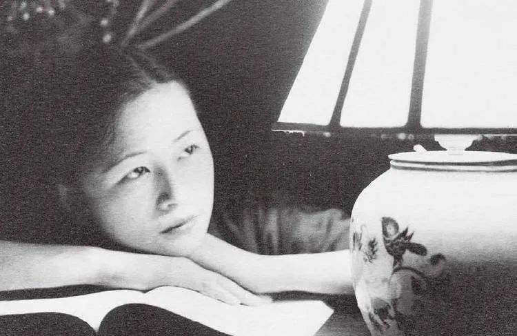 The elder sister that writes a poem forms a delegation go out, you most Pick who? 