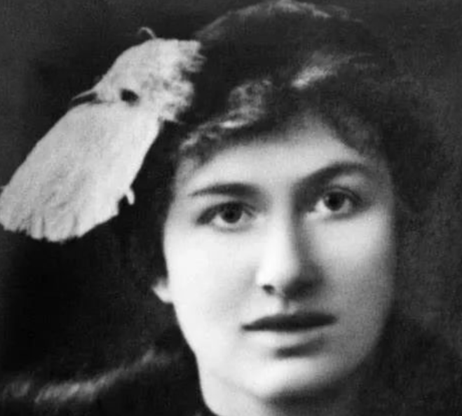 The elder sister that writes a poem forms a delegation go out, you most Pick who? 