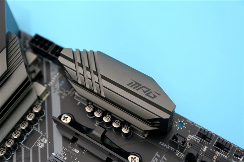 甚至还要略强于顶级的X570主板！微星MPG B550 GAMING CARBON WIFI评测