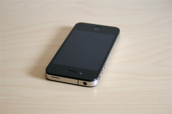 卢伟冰晒Redmi Note 8与iPhone 4：当初的手机上那么小？