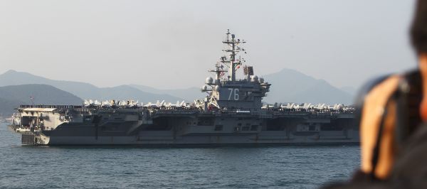 外媒述评：美两航母南海演习炫耀武力 中国不惧美方恐吓施压
