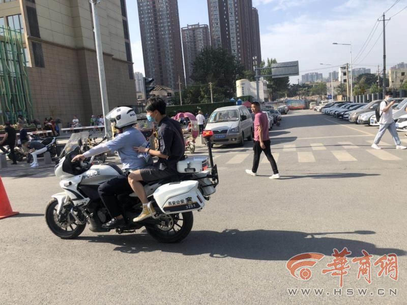 距开考不到半小时考生还在路上 西安交警铁骑