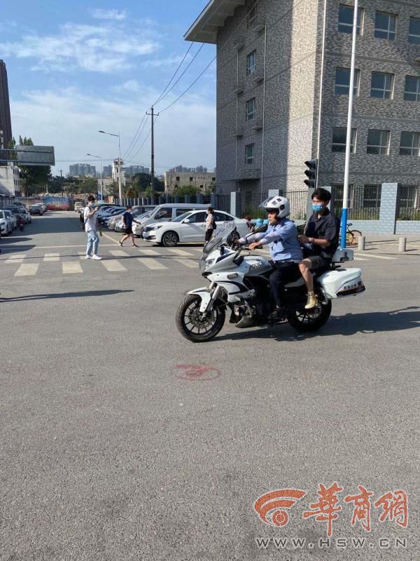 距开考不到半小时考生还在路上 西安交警铁骑