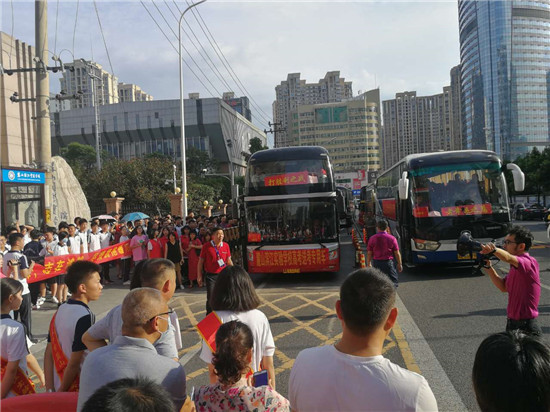长沙市麓山滨江实验学校学弟学妹夹道为考生送