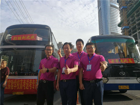 长沙市麓山滨江实验学校学弟学妹夹道为考生送