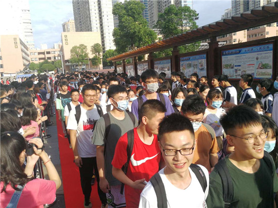 长沙市麓山滨江实验学校学弟学妹夹道为考生送