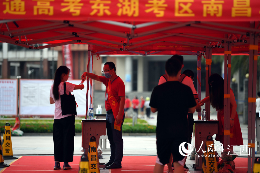 2020江西高考大幕开启 学生测体温进考场