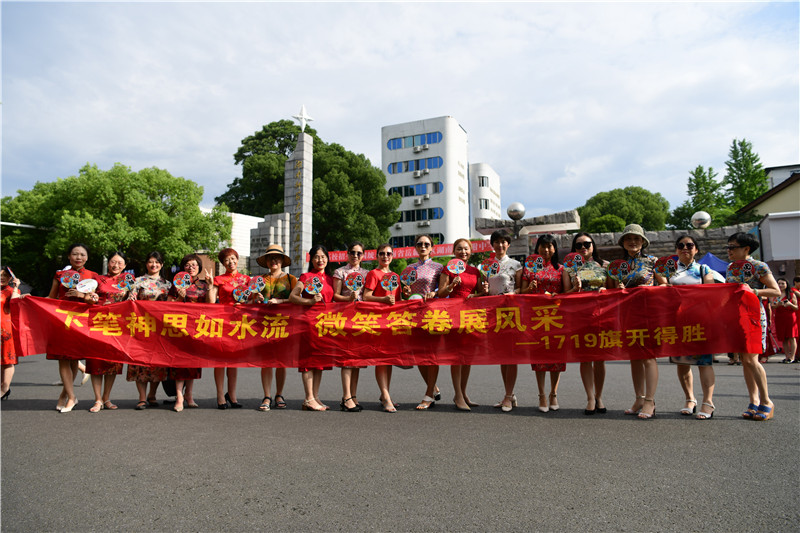 红旗袍、红t恤、红丝巾，乘风破浪的家长用＂红