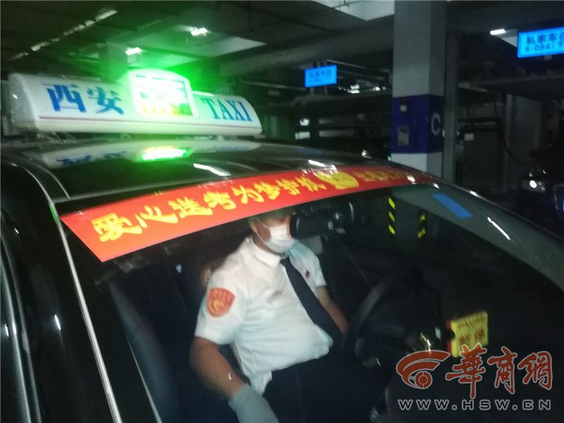 记者直击爱心送考 西安热情的哥群里“抢”考生
