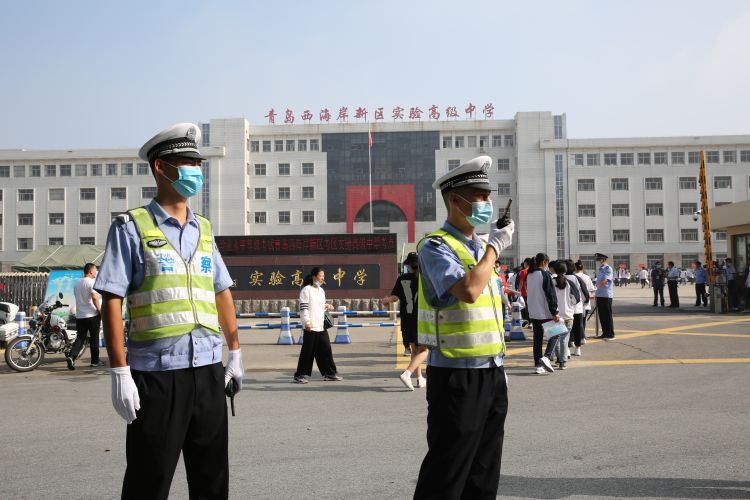 黄岛交警大队百余警力护航 建立高考“绿色高速