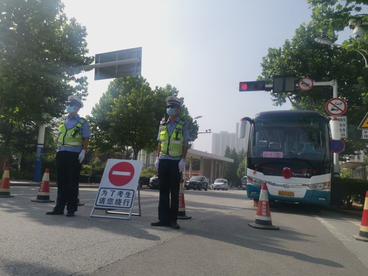 黄岛交警大队百余警力护航 建立高考“绿色高速