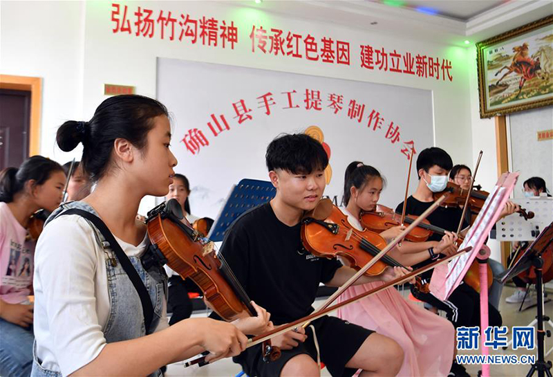 走向我们的小康生活｜放下锄头，却拨动命运的