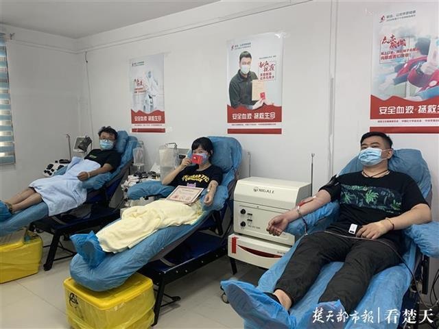 方舱医院“魔方姑娘”献血浆，还喊来了她的小