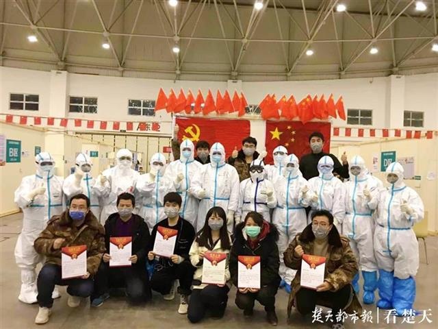 方舱医院“魔方姑娘”献血浆，还喊来了她的小