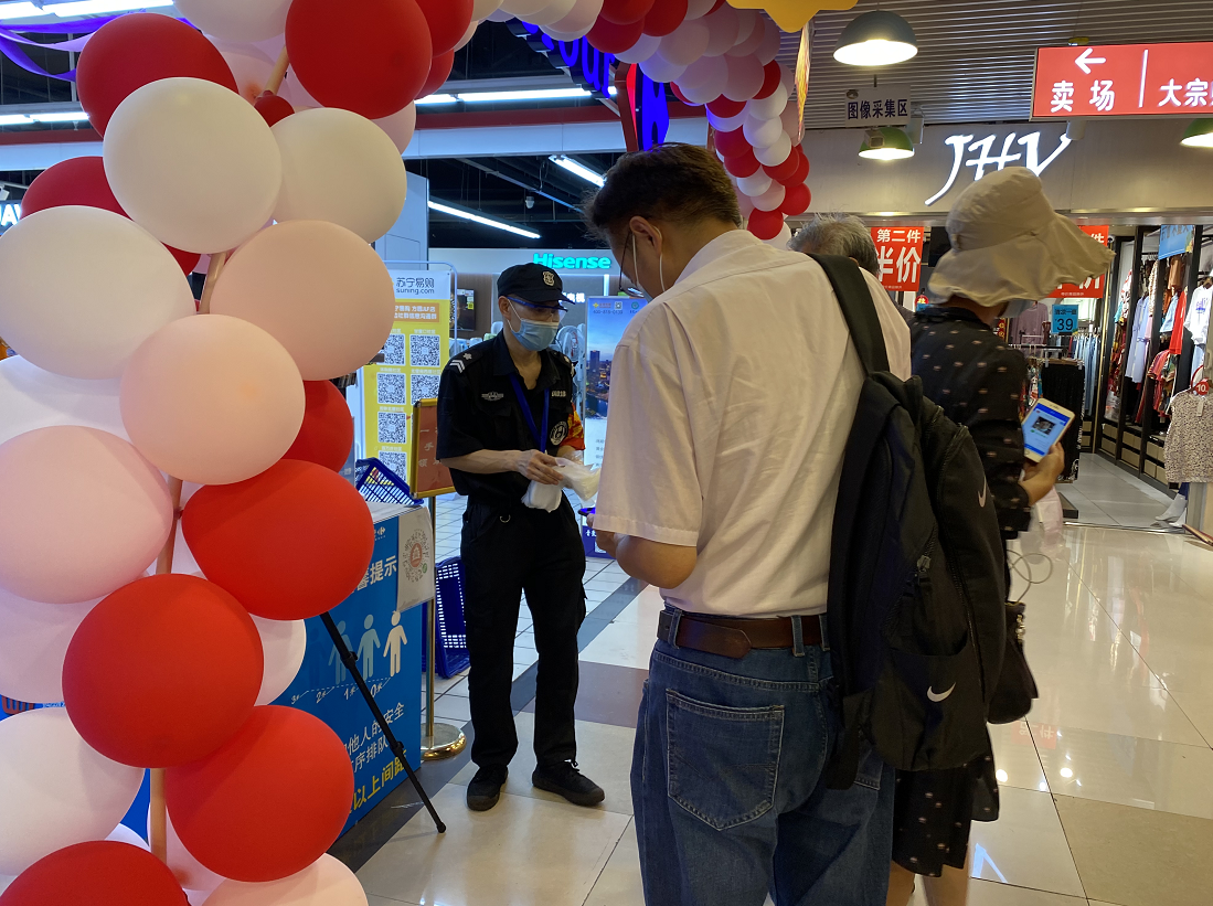 北京部分超市开始提供一次性手套，消费者还不