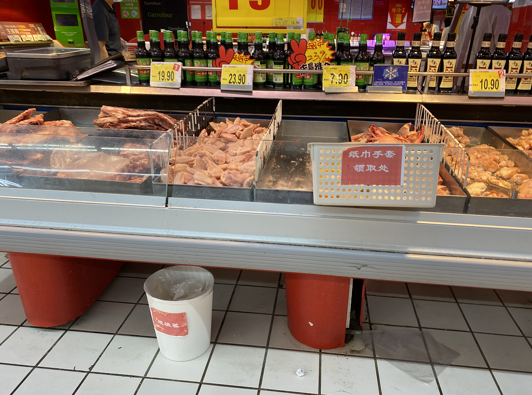 北京部分超市开始提供一次性手套，消费者还不