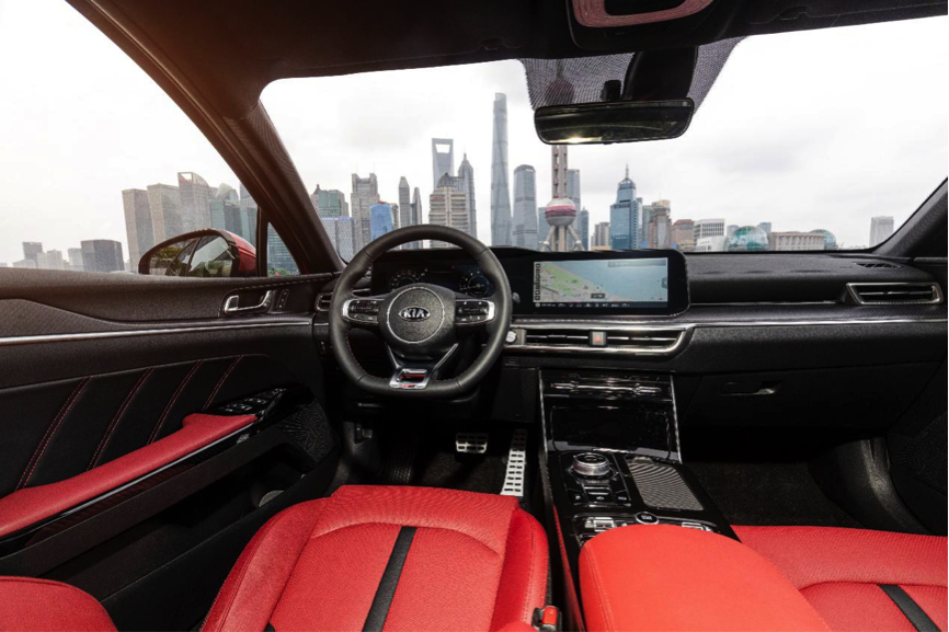 起亚凯酷首次线下亮相，以激进设计吸引Z世代人