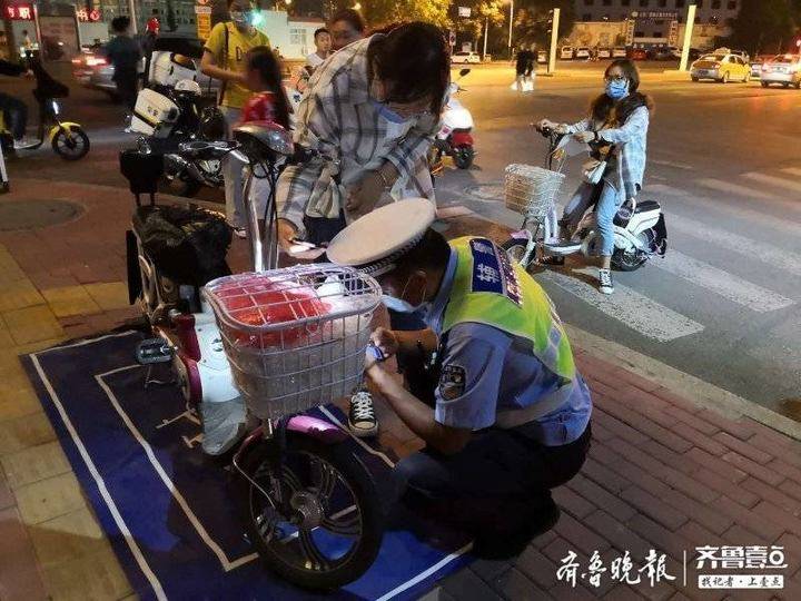 泰安：便民！交警夜市“摆摊”开展电动自行车