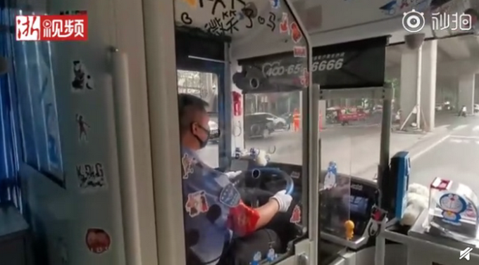 公交司机买500个哆啦A梦装扮车厢，已送出大半，初衷超暖心
