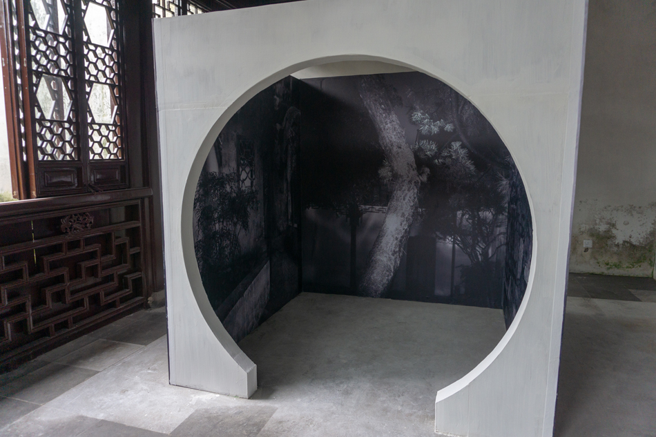看展览｜“走神”，当代摄影艺术展陈于古老的苏州园林
