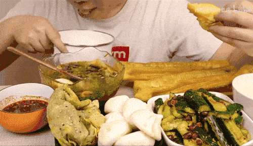 假吃剪辑、吃了又吐……“大胃王”，你的“粮”心不会痛吗？