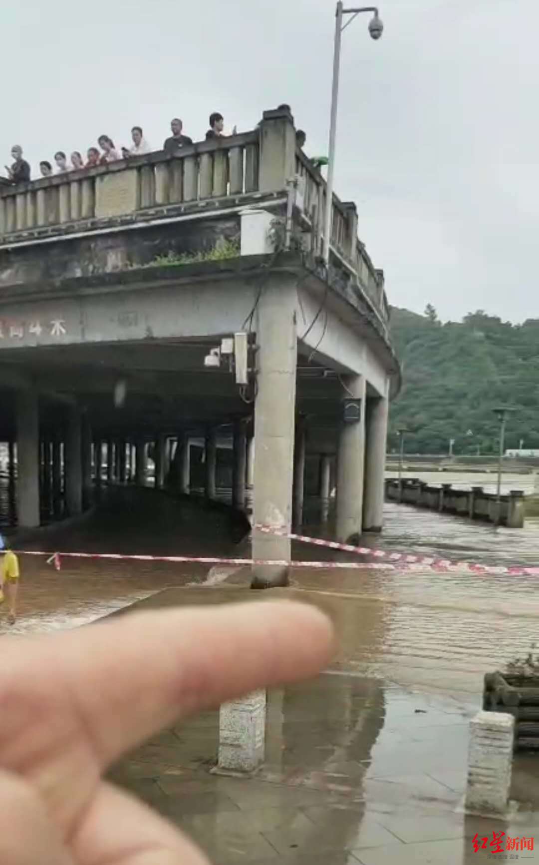 岷江水位继续上涨！四川宜宾“长江零公里地标”进水，已交通管制