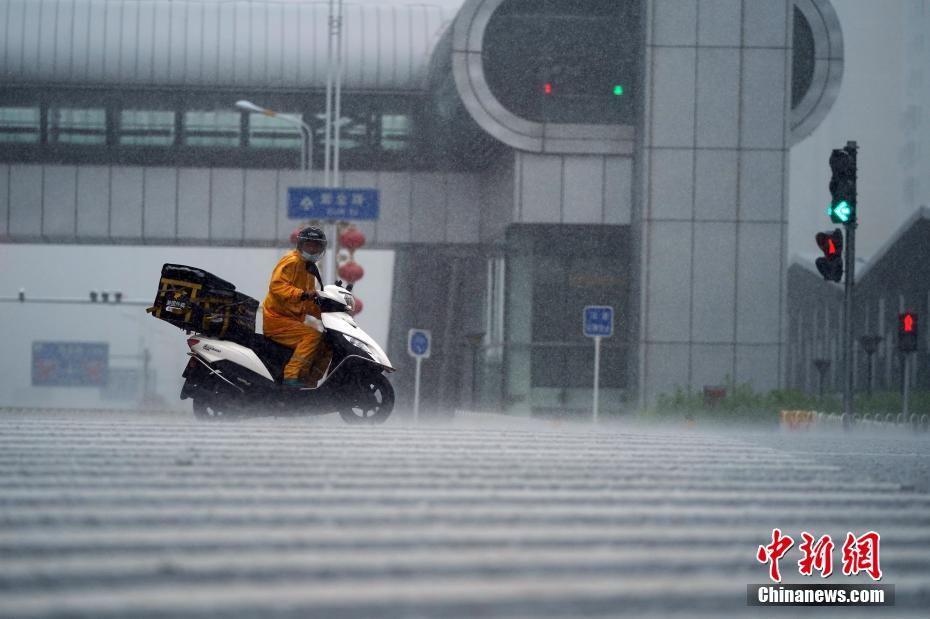 北京大部地区遇雷阵雨 气象台发布雷电蓝色预警信号