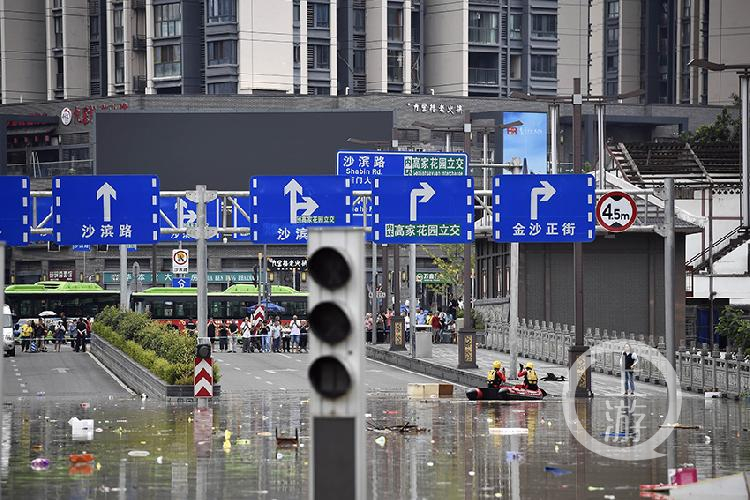 过境|航拍洪峰过境重庆 部分街道被淹没漫水路段拉起警戒线