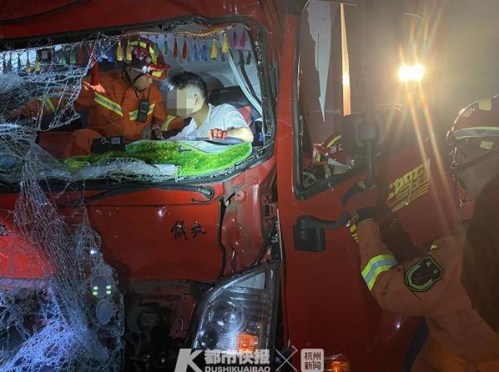 凌晨杭千高速接连发生2起车祸，消防员连夜救人