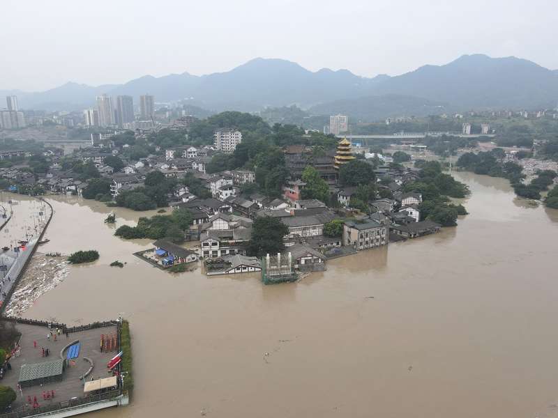 航拍重庆洪水：古镇成“孤岛”、轻轨“水上漂”、洪崖洞暂停接待游客