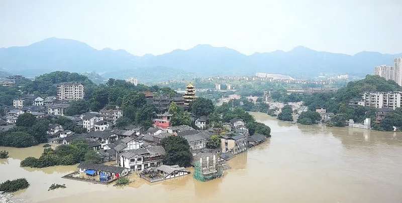 航拍重庆洪水：古镇成“孤岛”、轻轨“水上漂”、洪崖洞暂停接待游客