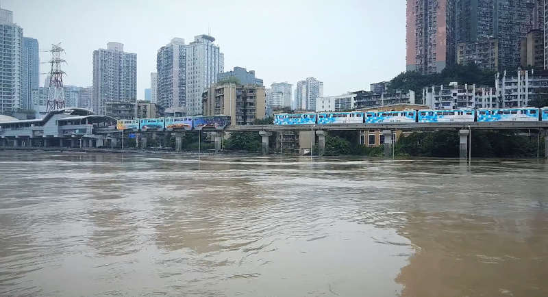航拍重庆洪水：古镇成“孤岛”、轻轨“水上漂”、洪崖洞暂停接待游客