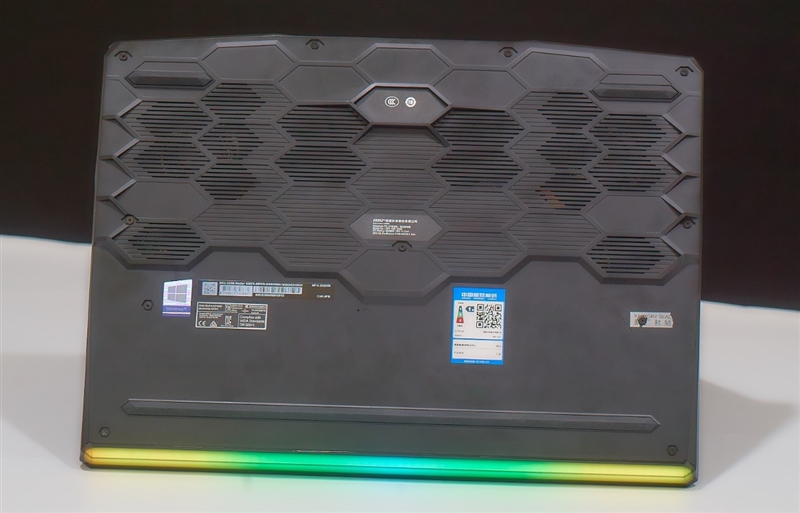 灯效太夸张了！微星强袭2 GE66笔记本评测：顶级配置性能轻松释放
