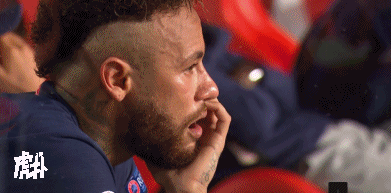 GIF：决赛失利，内马尔赛后情绪低落，泪洒赛场