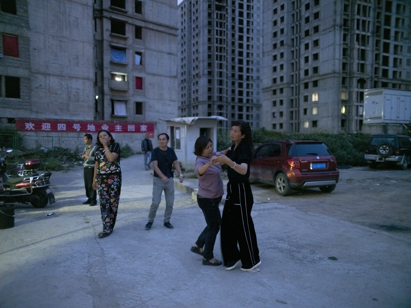 住烂尾楼的人：单亲妈妈身背房贷租不起房，有人花光积蓄未能入户