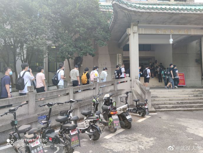 武大女生回武汉看到人山人海想哭 读书声再起!