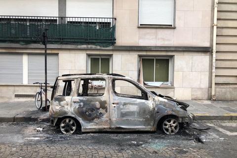 欧冠决战夜巴黎发生骚乱：暴徒砸橱窗烧汽车 警方动用催泪弹