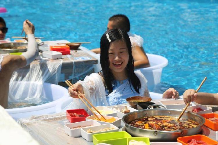 火锅|游客坐冰桶吃火锅让你实实在在体验一把冰火两重天