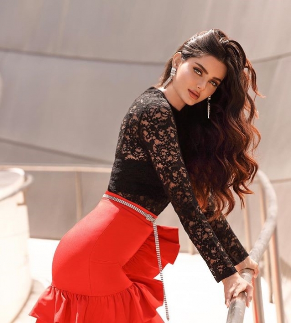 沙漏身材超吸睛伊朗第一超模jaberi面纱下绝美容颜