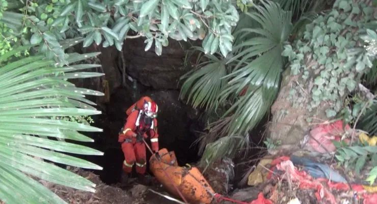 深坑|男子坠入深坑生还 该深坑距地面约8.3米