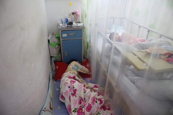 妹妹患重病，13岁哥哥顶38℃高温街头卖画筹医药费