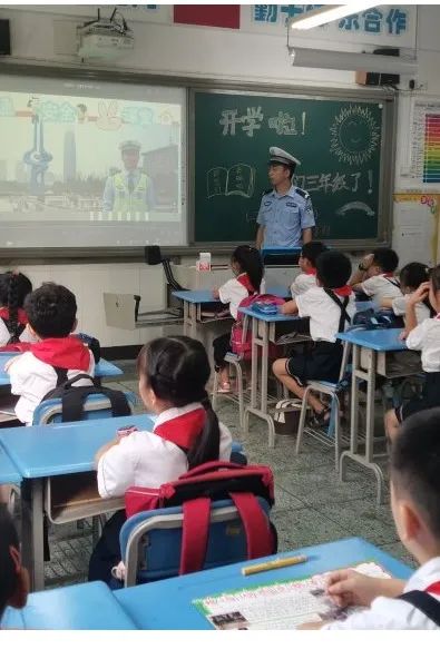 重庆|开学季丨开学第一课，渝中警蜀黍来啦！