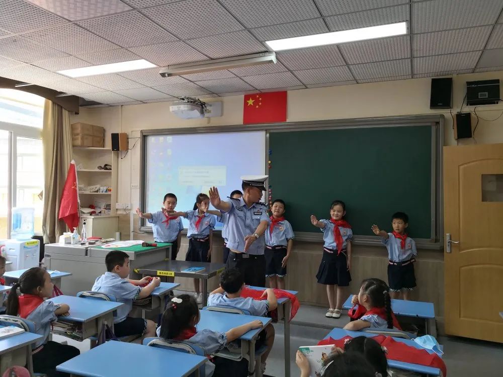 重庆|开学季丨开学第一课，渝中警蜀黍来啦！