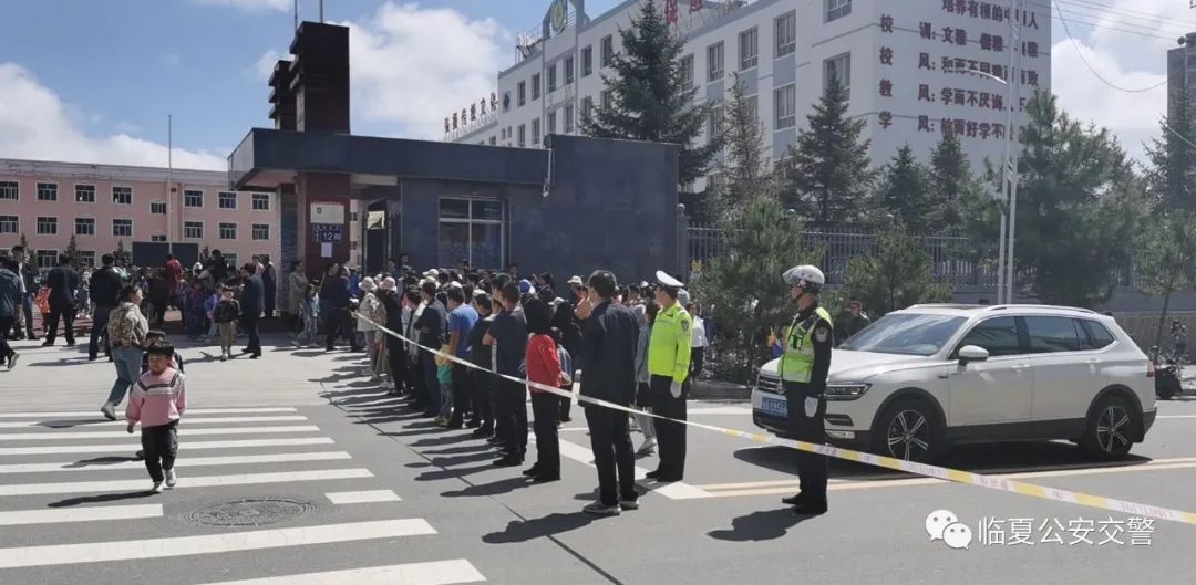 【开学季】开学了！交警蜀黍的护学模式“准时上线”！