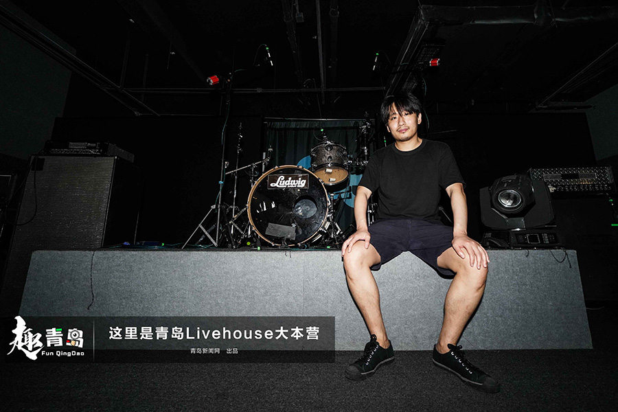 Walk into Livehouse base camp to experience the band show that turns over full-court hey