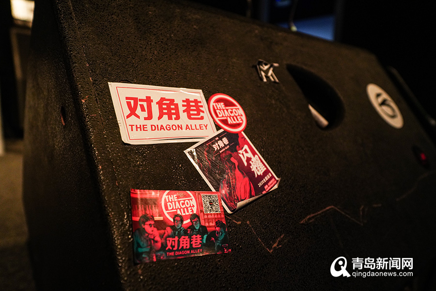 Walk into Livehouse base camp to experience the band show that turns over full-court hey