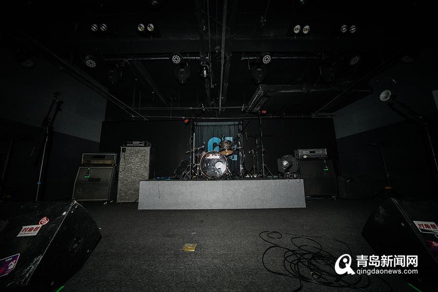 Walk into Livehouse base camp to experience the band show that turns over full-court hey