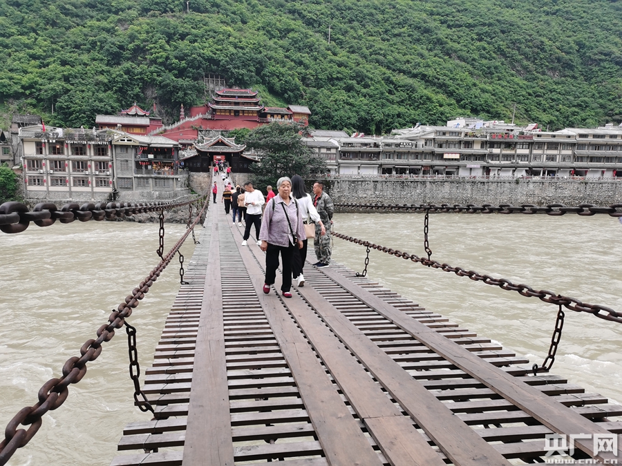 泸定桥畔，红色小城的绿色密码