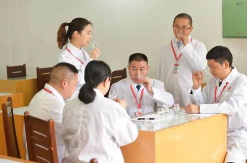 四川省白酒品评职业技能竞赛丨郎酒技术成员包揽前三名，前十占六