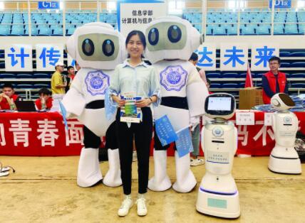 河海大学新生报到，机器人相迎
